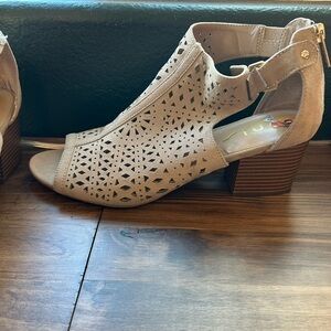 Unisa Women’s Cream Heels Size 9.5‎